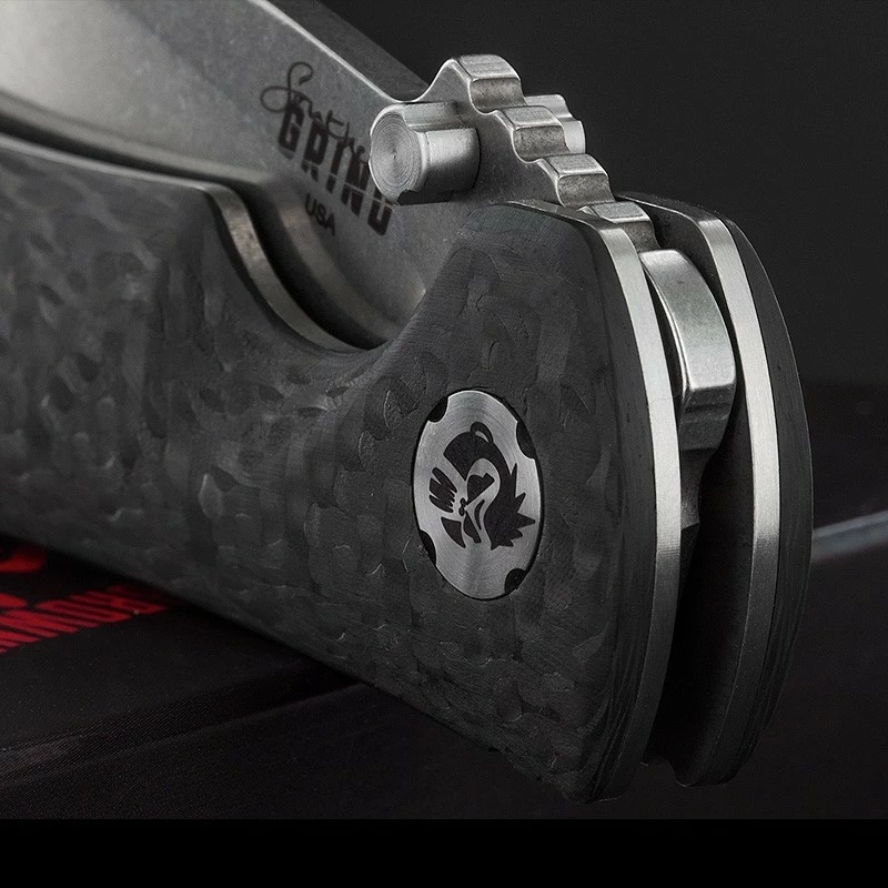 Couteau Southern Grind Spider Monkey Tanto Acier S35VN Manche Fibre De Carbone Linerlock Clip USA SG20816 3 Couteau Southern Grind Spider Monkey Tanto Acier S35VN Manche Fibre De Carbone Linerlock Clip USA SG20816 – Image 3