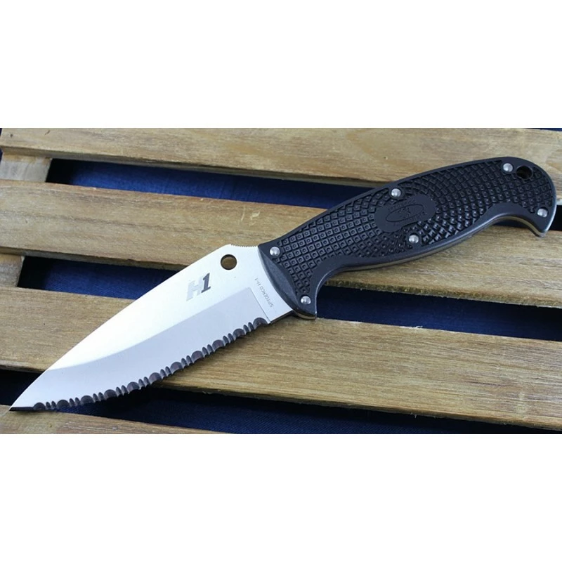 Couteau Spyderco Jumpmaster 2 Acier H1 Manche FRN Etui Boltaron Made In Japan SCFB24SBK2 1 Couteau Spyderco Jumpmaster 2 Acier H1 Manche FRN Etui Boltaron Made In Japan SCFB24SBK2