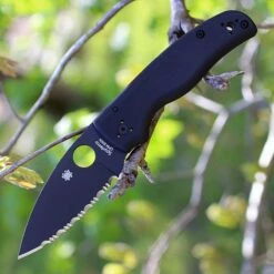 Couteau Spyderco Shaman Serrated Lame Acier CPM-S30V Manche G-10 Made USA SC229GSBK
