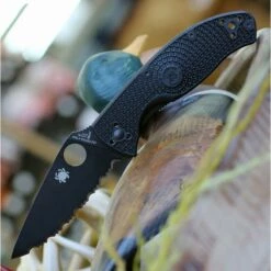 Couteau Spyderco Tenacious Black Manche FRN Lame Acier 8Cr13moV Black Serrat Linerlock Clip SC122SBBK