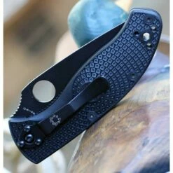 Couteau Spyderco Tenacious Black Manche FRN Lame Acier 8Cr13moV Black Serrat Linerlock Clip SC122SBBK -France Des Couteaux Soldes 2024 couteau spyderco tenacious black manche frn lame acier 8cr13mov black serrat linerlock clip sc122sbbk livraison gratuite 3