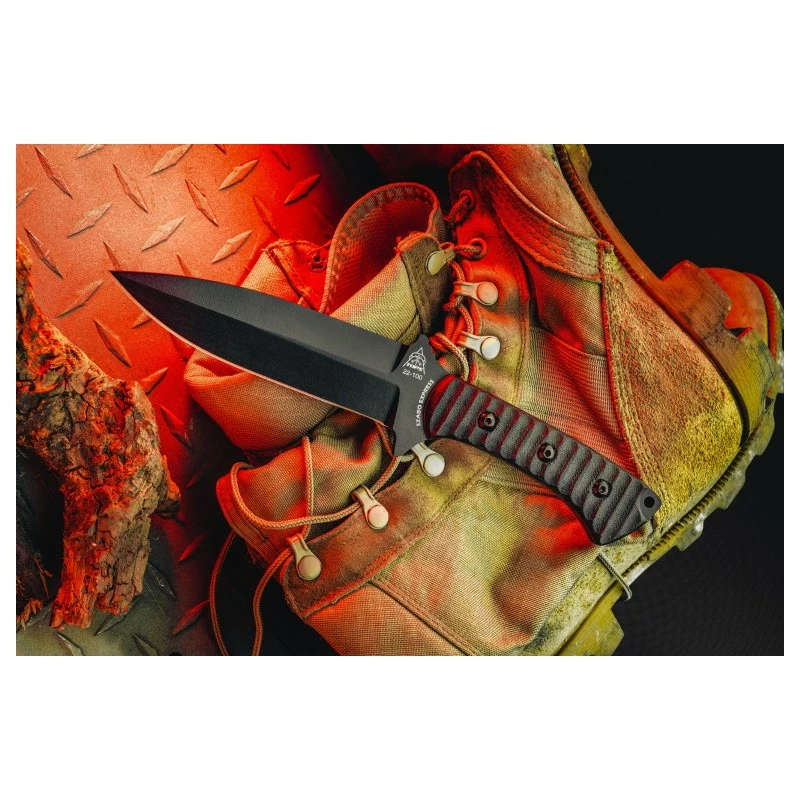 Couteau TOPS Knives Szabo Express S/E Lame Acier Carbone 1095 Manche Micarta Etui Kydex Made USA TPSZEX01 1 Couteau TOPS Knives Szabo Express S/E Lame Acier Carbone 1095 Manche Micarta Etui Kydex Made USA TPSZEX01