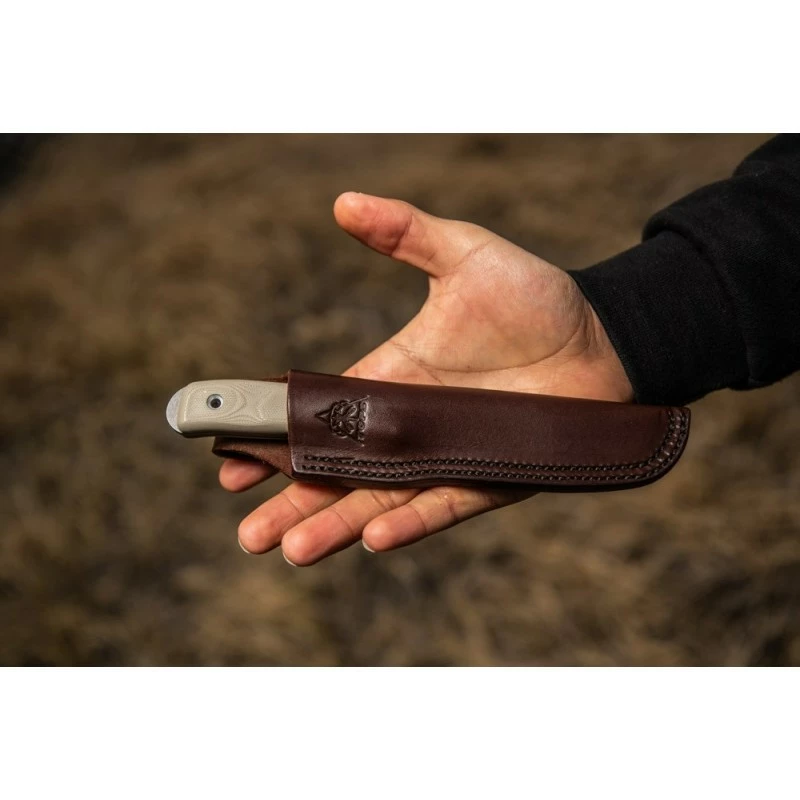 Couteau Tops Knives The Sonoran Lame Acier Carbone 1095 Manche G10 Tan Etui Cuir Made USA TPTSNRN01 2 Couteau Tops Knives The Sonoran Lame Acier Carbone 1095 Manche G10 Tan Etui Cuir Made USA TPTSNRN01 – Image 2