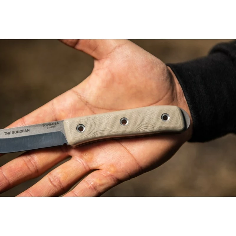 Couteau Tops Knives The Sonoran Lame Acier Carbone 1095 Manche G10 Tan Etui Cuir Made USA TPTSNRN01 5 Couteau Tops Knives The Sonoran Lame Acier Carbone 1095 Manche G10 Tan Etui Cuir Made USA TPTSNRN01 – Image 5