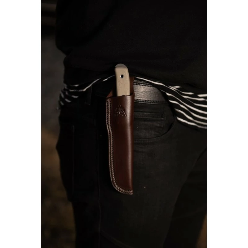 Couteau Tops Knives The Sonoran Lame Acier Carbone 1095 Manche G10 Tan Etui Cuir Made USA TPTSNRN01 8 Couteau Tops Knives The Sonoran Lame Acier Carbone 1095 Manche G10 Tan Etui Cuir Made USA TPTSNRN01 – Image 8