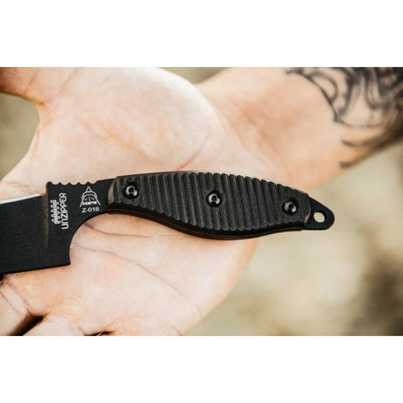 Couteau TOPS Unzipper Lame Acier Carbone 1095 Manche G10 Etui Kydex Made In USA TPUNZ01 6 Couteau TOPS Unzipper Lame Acier Carbone 1095 Manche G10 Etui Kydex Made In USA TPUNZ01 – Image 6