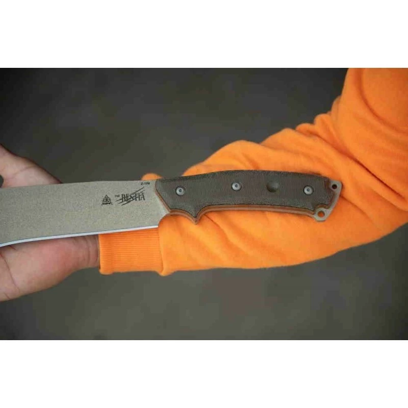 Machette Kukri TOPS Knives The Bestia Lame Acier Carbone 1095 Manche Micarta Etui Kydex USA TPTBST01 5 Machette Kukri TOPS Knives The Bestia Lame Acier Carbone 1095 Manche Micarta Etui Kydex USA TPTBST01 – Image 5