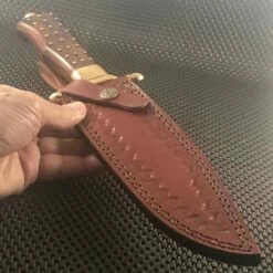 Poignard Couteau Lame Damas 128 Couches Façon Médiéval Manche Bois Avec Clous Etui Cuir DM1058