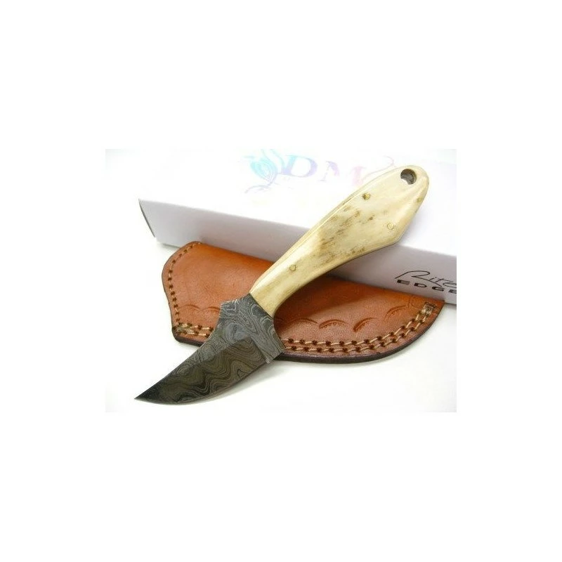 Skinner Couteau Damas Lame 256 Couches Manche Os Etui Cuir DM1131BO 1 Skinner Couteau Damas Lame 256 Couches Manche Os Etui Cuir DM1131BO